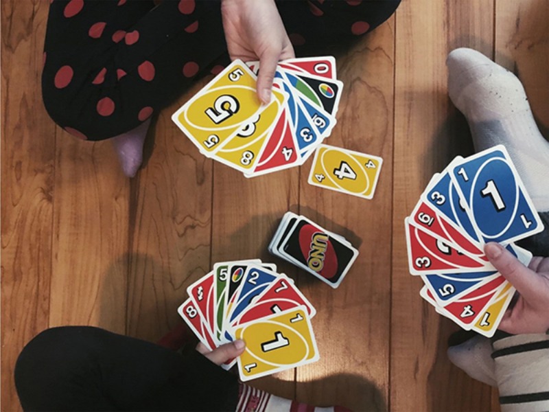 Người chơi cần lưu ý màu sắc trong cách đánh bài Uno